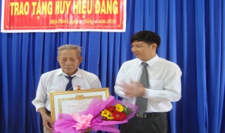 Các huyện Gò Dầu, Tân Châu: Trao huy hiệu Đảng cho các đảng viên