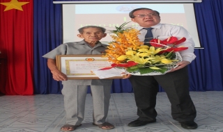 Huyện uỷ Dương Minh Châu trao huy hiệu 70 năm tuổi Đảng