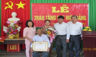 Tân Châu: Trao tặng huy hiệu 60 năm tuổi Đảng cho đảng viên