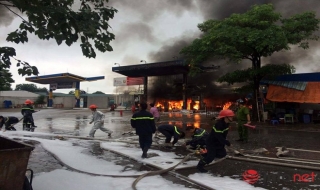 Hà Nội: Đang bơm xăng, xe bồn bất ngờ bốc cháy kinh hoàng