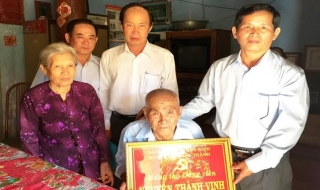 Châu Thành: Thăm, tặng khánh mừng thọ cho đảng viên 90 tuổi