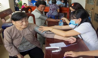 Đoàn bác sĩ thiện nguyện TP.HCM khám bệnh miễn phí cho người dân Trảng Bàng