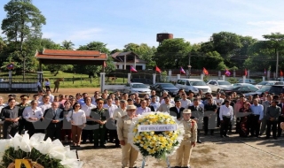 Dâng hương tưởng niệm tại nghĩa trang liệt sĩ Liên quân Lào-Việt