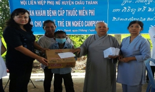 Châu Thành: Khám bệnh cho phụ nữ và trẻ em nghèo huyện Romeas Haek