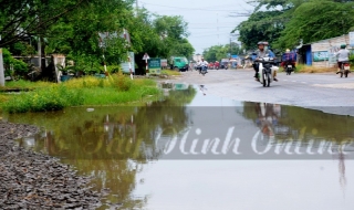 “Ao tù nước đọng” trên lề đường Tua Hai