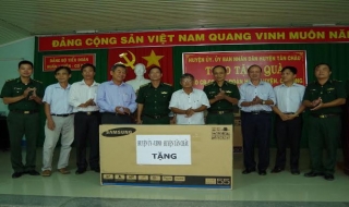 Tân Châu: Tặng trang thiết bị cho Tiểu đoàn 19- BĐBP Tây Ninh