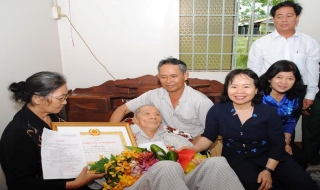 Tân Châu trao tặng huy hiệu 70 năm tuổi Đảng