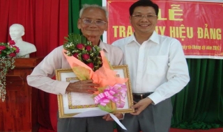 Gò Dầu: Trao Huy hiệu 55 năm tuổi Đảng cho nguyên Chủ tịch UBND huyện
