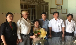 Châu Thành: Trao huy hiệu 55, 40, 30 năm tuổi Đảng