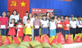 Hội Bảo trợ trẻ em Việt Nam: Tặng quà cho trẻ em huyện Châu Thành