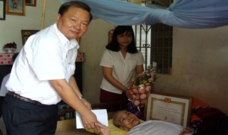 Trảng Bàng: Trao huy hiệu 40, 30 năm tuổi Đảng