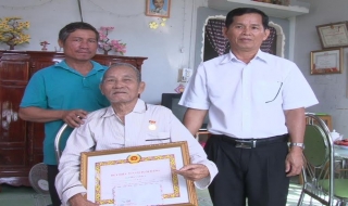 Châu Thành: Trao huy hiệu 55 và 30 năm tuổi Đảng