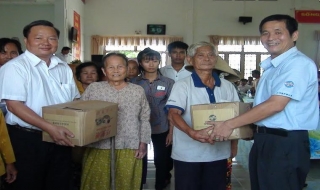 Hiệp hội Đài thương Tây Ninh trao quà cho gia đình chính sách, hộ nghèo ở Trảng Bàng