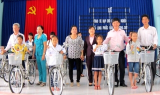 Công ty XSKT Tây Ninh tặng 30 chiếc xe đạp cho học sinh huyện Bến Cầu