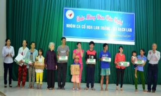 Nhóm ca cổ Hoa Lan Trắng – Út Bạch Lan phục vụ văn nghệ miễn phí cho người dân huyện Tân Châu