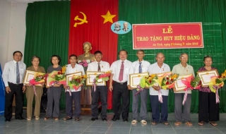 Trảng Bàng: Trao tặng huy hiệu Đảng cho đảng viên ở xã An Tịnh và Thị trấn