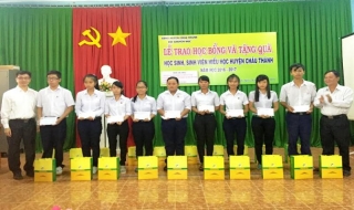 Hội Khuyến học tỉnh Tây Ninh: Trao học bổng cho học sinh nghèo hiếu học huyện Châu Thành