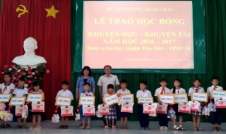Huyện Dương Minh Châu: Trao học bổng cho học sinh, sinh viên khó khăn