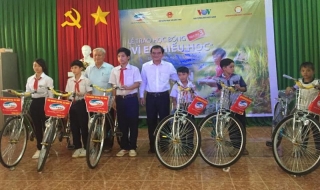 Phó Bí thư thường trực Tỉnh ủy Nguyễn Minh Tân tặng xe đạp cho học sinh huyện Châu Thành