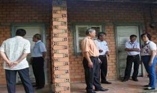 HĐND huyện Bến Cầu khảo sát hiện trạng khu tập thể giáo viên tại thị trấn