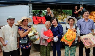 NSND Lệ Thuỷ tặng quà cho người nghèo ở huyện Tân Châu