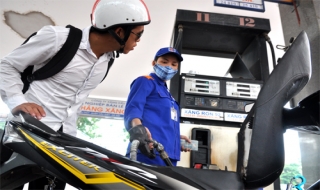 Giá xăng đứng trước áp lực tăng