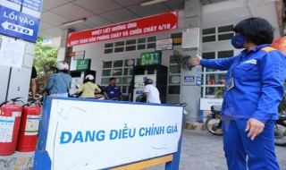 Một tháng tăng ba lần, giá xăng Ron 92 lên mức 16.232 đồng mỗi lít