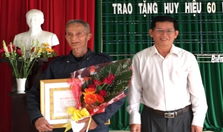 Trao huy hiệu Đảng cho đảng viên ở các huyện Châu Thành, Trảng Bàng, Dương Minh Châu và thành phố Tây Ninh
