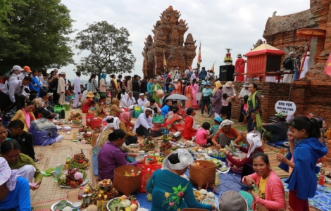 Dâng lễ Katê, người Chăm cầu mong sức khỏe, mưa thuận gió hòa