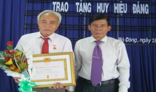 Trao huy hiệu 50 năm tuổi Đảng cho đảng viên huyện Tân Biên và Châu Thành