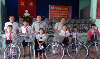 Hội Khuyến học Việt Nam: Tặng xe đạp cho học sinh nghèo huyện Trảng Bàng