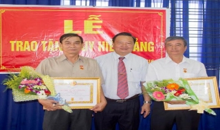 Trảng Bàng: Trao huy hiệu 30, 40 năm tuổi Đảng