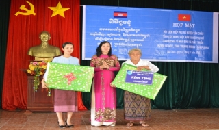 Hội LHPN Tân Châu họp mặt với Hội phụ nữ quận Memot