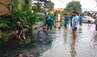 * Nhiều nơi thuộc địa bàn xã Long Thành Bắc, huyện Hoà Thành vẫn còn bị ngập nước.