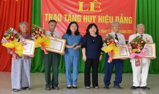Tân Châu: Trao tặng huy hiệu 60, 55, 50 năm tuổi Đảng cho đảng viên lão thành