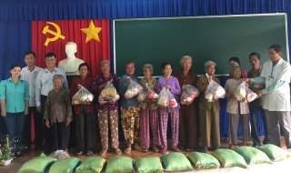 Châu Thành: Tặng quà, khám bệnh cho người dân xã Hòa Hội