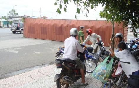 Lật container chở hàng hóa