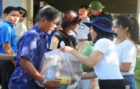 Cứu trợ người dân vùng lũ Châu Thành