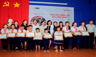 Prudential Việt Nam tặng 50 suất học bổng cho học sinh nghèo Tân Châu
