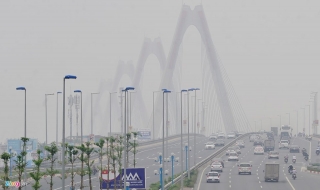 Cây cầu đẹp nhất Việt Nam bị sương mù bao phủ giữa trưa