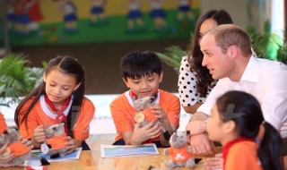 Hoàng tử Anh William thăm cửa hàng Đông y trên phố cổ Hà Nội