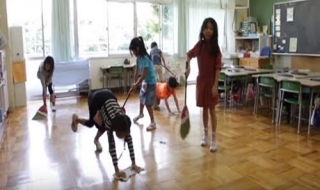 Vì sao trường học Nhật Bản gần như không có lao công?