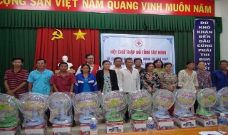 Hội CTĐ Tây Ninh: Tặng vật dụng trợ giúp cho NNCĐDC huyện Trảng Bàng