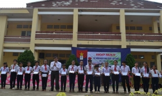 Trao học bổng cho học sinh nghèo ở huyện Châu Thành