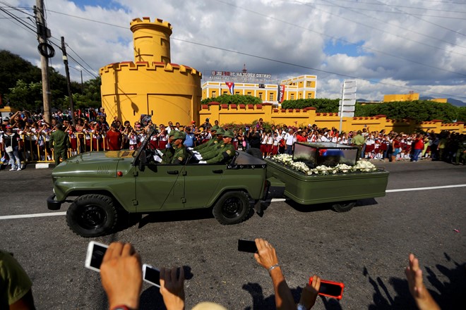doan xe tang dua lanh tu fidel castro ve chiec noi cach mang