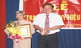 Trảng Bàng: Trao huy hiệu Đảng cho đảng viên lão thành