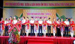 Khai mạc Hội chợ khuyến mại xuân và liên hoan ẩm thực Trảng Bàng