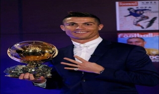 Cristiano Ronaldo khoe ảnh giành Quả bóng vàng 2016