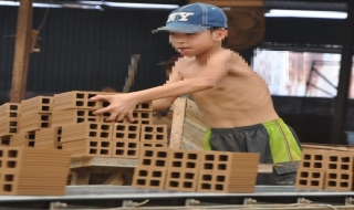 Khi trẻ em phải sớm mưu sinh