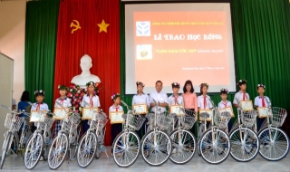 Trao học bổng cho học sinh nghèo huyện Dương Minh Châu